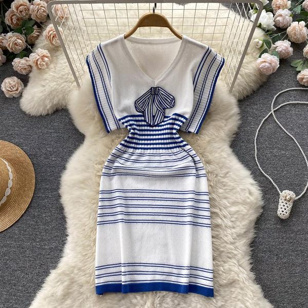 Vestidos casuais Vestido de malha listrado simples francês Verão Feminino Envoltório de nádega 2023 Kawaii Gravata borboleta Decote em V Mini Branco