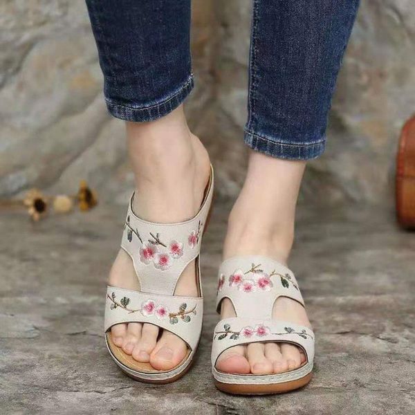 Designer Slippers Women's Fashion Hole Shoes big size Comfortable Anti slip Slippers Girls' Thick Sole Sandals shoes Item 1920 35-43 competitive price