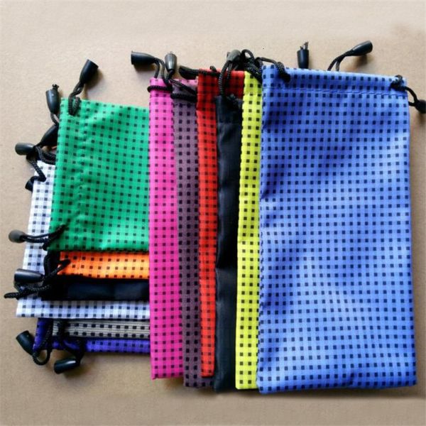 Custodie per occhiali da sole 100 pz / lotto 18 * 9,5 cm Custodia per occhiali Custodia morbida per occhiali da sole in tessuto scozzese impermeabile Borsa per occhiali Colore spedito a caso all'ingrosso 230612