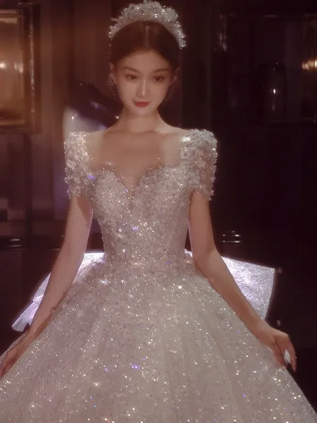 2023 Abiti da sposa di lusso Cielo stellato Applique di cristallo Shinny Abito da sposa O Collo Manica corta Lungo sentiero Abiti da sposa a vita alta