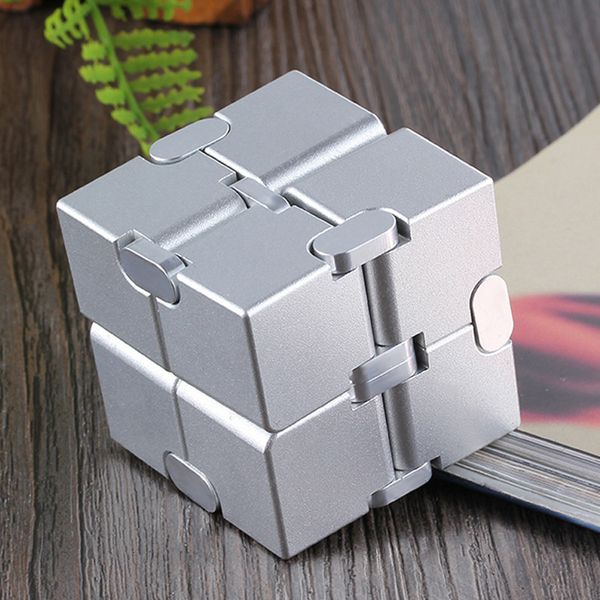 Giocattolo di decompressione Sollievo dallo stress Cubo di infinito in metallo premium Portatile Decomprime Giocattoli rilassanti per adulti Uomini Donne 230612