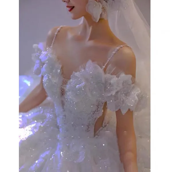 Abiti da sposa con cinturino per spaghetti Abiti da sposa scintillanti con paillettes e spalle scoperte Applique a sfera Sweetheart Abiti da sposa principessa lucidi di lusso