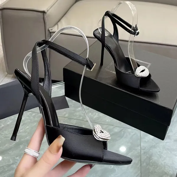 2023 neue Sandalen Mode Designer Schuhe Seide Strass Lip Button Dekoration Frauen 10CM High Heels Sommer Offene Füße Band Kombination Stiletto Sandale