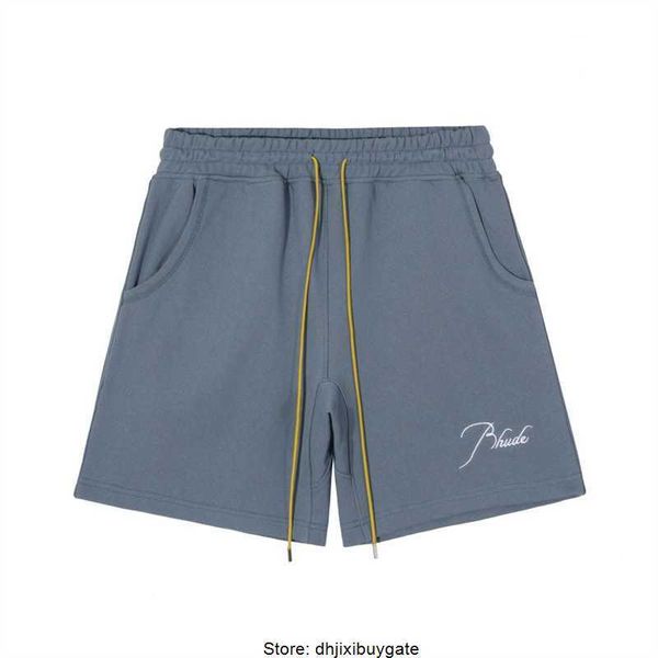 Shorts masculino Rhude premium com Script de assinatura RH bordado na frente com bolsos laterais duplos e um bolso traseiro Chevron personalizado com cordões estendidos curto