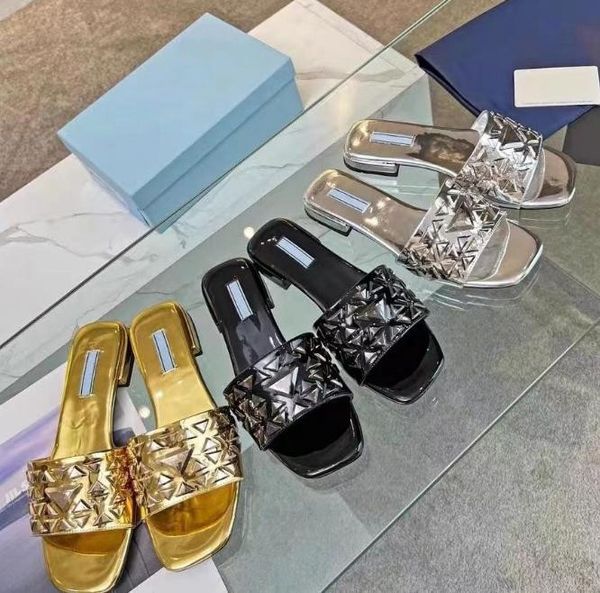 Üçgenler Kadın Düz Terlik ve Sandal Üçgen Metal Tırnaklar Flip-Tw-Flips Klasik Kadın Partisi Tatil Açık Kurulu Moda Plaj Terlikleri 35-42