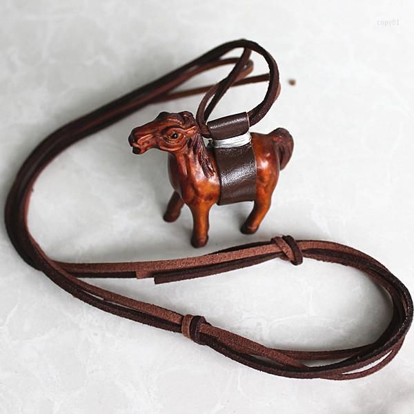 Amuletos esculpidos tridimensionais em mogno cavalo pingente de couro corda pequeno colar de madeira suéter corrente presente zodíaco