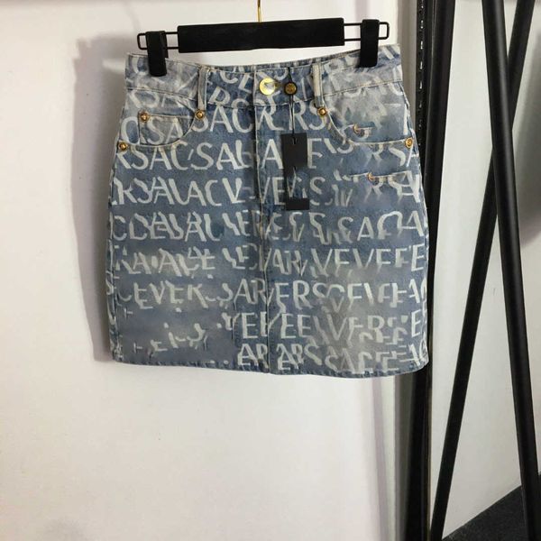 23SS Tasarımcı Etek Kadın Tasarımcı Giysileri Yeni Fanjia Eski Çiçek Mektubu Metal Dekoratif Toka Sargısı Kalça İnce Yüksek Bel Kıç Kısa Yarım Etek Kadın Giysileri
