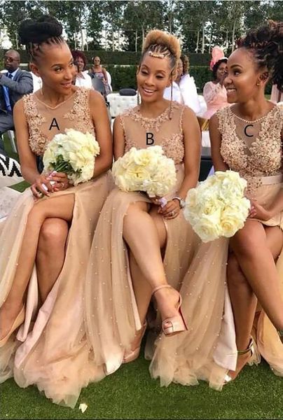Menina negra Africano Champanhe Tule Vestidos de dama de honra Estilo diferente Mesma cor frisado Bling Sexy Vestidos de baile Frente Split Wedding