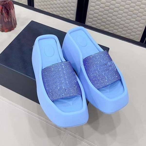 2023 Pırlanta İlkbahar ve Yaz Yeni Kadın Terlikleri Yüksek Merkezli Kumaş Sıcak Pırlanta İşlem Kama 9cm Sandalet Açık Plaj Alışveriş Moda Terlikleri