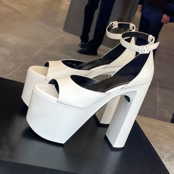 sandálias brancas atualizadas Designers de luxo sapatos sociais Couro envernizado Plataforma com tira no tornozelo Bombas sandália de salto alto grossoSandália feminina de salto alto de 13CM