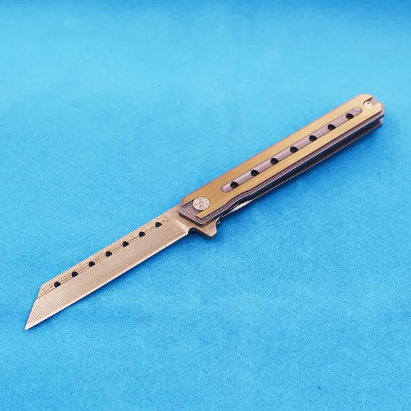 Nuovo M5242 Coltello chiudibile flipper di fascia alta VG10 Lama in acciaio damasco Oro-blu TC4 Manico in lega di titanio Cuscinetto a sfere esterno Coltelli tascabili EDC