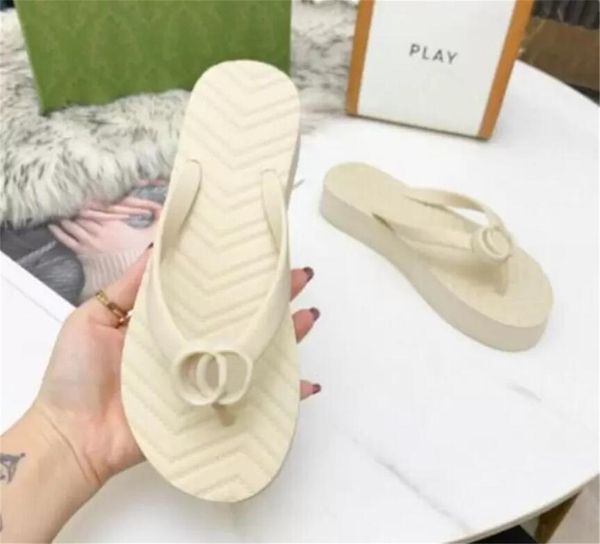 Tasarımcı Kadın Terlik Erkekler Kadınlar İçin Terlik Flip Flops Basit Gençlik Terlikleri Mokasin Ayakkabıları Boş Zaman Terlik Üzerinde Plaj Ayakkabıları Giyiyor