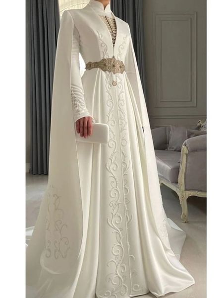 Abiti da sposa musulmani ricamati nazionali osseti Mantello maniche lunghe Collo alto Abito da sposa in raso bianco arabo dubai Gelinlik