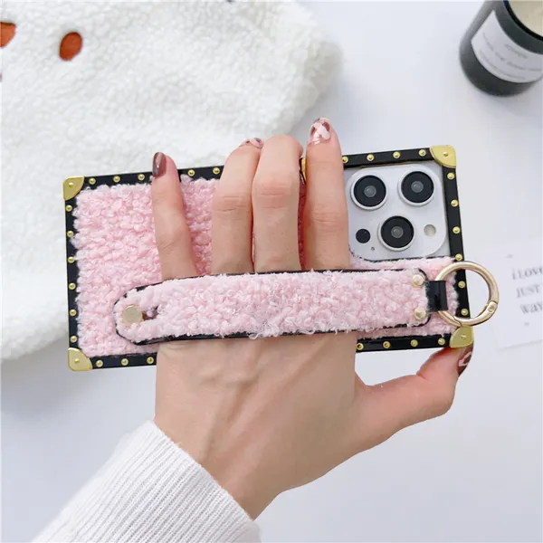 Cinturino di lusso con placcatura quadrata in pelliccia Custodia per telefono Vogue per iPhone 14 13 12 11 Pro Max Samsung Galaxy S23 Ultra S22 S21 S20 Durevole Moda Donna Peluche Staffa Cover posteriore