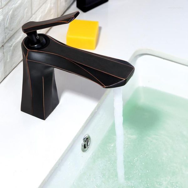 Rubinetti per lavabo da bagno Rubinetto moderno per lavabo e miscelatore per acqua fredda Rubinetti monoforo per WC in ottone nero