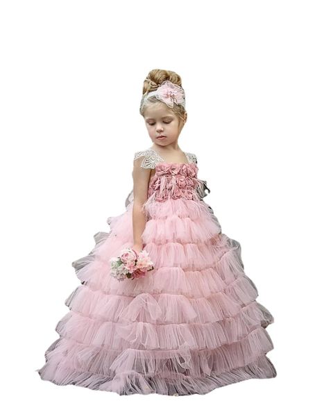 Entzückende Blumenmädchenkleider, Spitze, Flügelärmel, 3D-Blumenapplikationen, Perlen-Festzugskleider, Federn, abgestuftes Tüllkleid für Kinder, formelle Kleidung