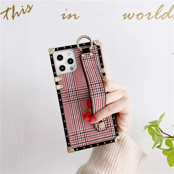 Роскошный браслет для квадратного покрытия Vogue Phone Case для iPhone 14 13 12 11 Pro Max Samsung Galaxy S23 Ultra S22 S21 S20 S20 S20 S20 SLIM Print Print Cracket Back Cover Coverproper