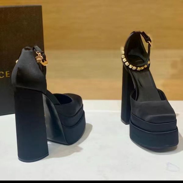 Kadın Kristal Sandallar Ayakkabı Aevitas Çift Platformlu Pompa Elbise Ayakkabı Lady Moda Lüks Tasarımcı Kare Toe Yüksek Topuk Sandal Orijinal Deri İpek Rezeste