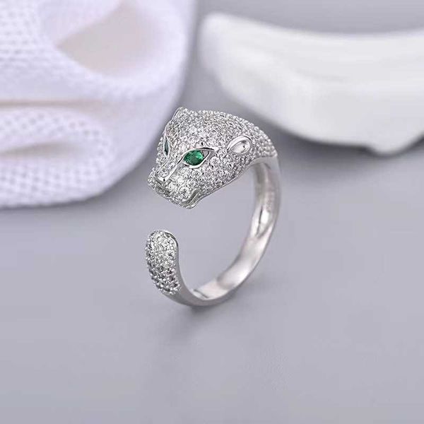 Designer Mode verstellbarer Diamond Panther Ring und Hand, personalisiert modisch.