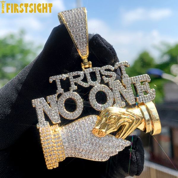 Charms Iced Out Bling Letters Trust No One Collane con ciondolo Two Tone Color CZ Zircon Shake Hand Charm Uomo Donna Gioielli Hip Hop 230615
