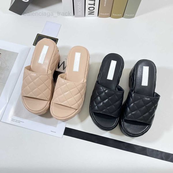 Beige 8,5 cm Absätze Hausschuhe Kalbskeilkeil Sandalen Frauen 23SS Real Leder gepolstert Pumpe Sandalen Designer Plaid Maultiere Slider Flip Flops dicke Bodenrutschen