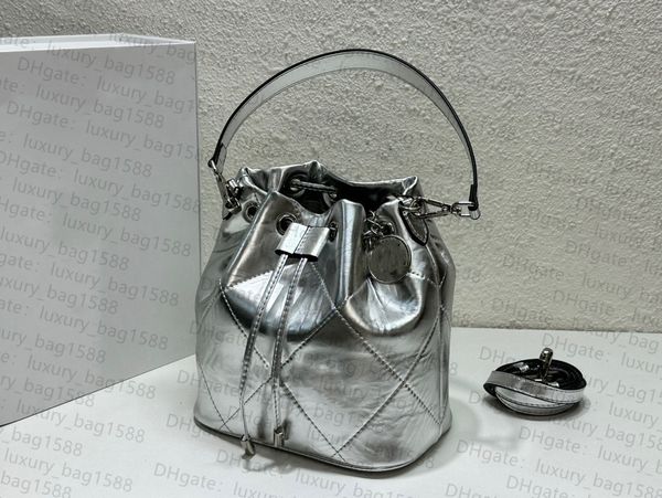 Designer-Beuteltasche mit Rautenmuster aus echtem Leder. Damen-Umhängetasche mit klassischem Kordelzug-Design. Designer-Tasche mit Metallbuchstaben