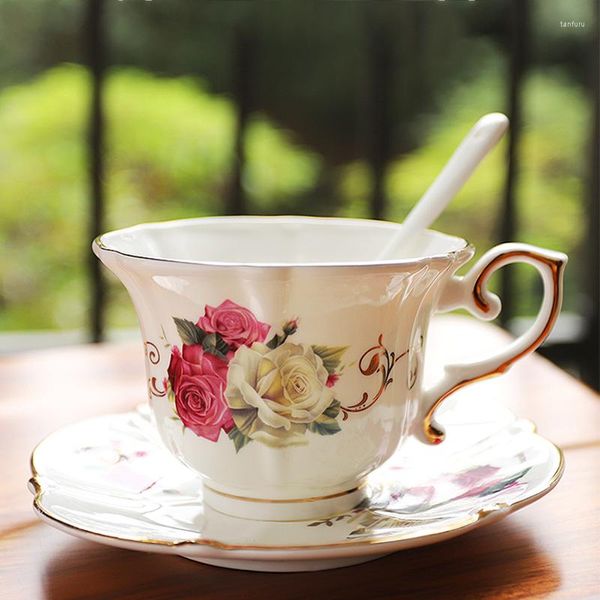 Tazze Piattini Ceramica in stile britannico Set di piattini per tazze da caffè Stampa rose vintage Tazza da tè pomeridiana Porcellana di lusso Home Office