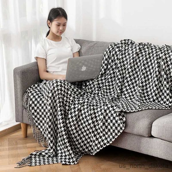 Одеяло современное простое одеяло с черно -белым гондовым декором диван одеяло, гостиничное отель, кровать, кровать, флаг, мягкий шарф R230616