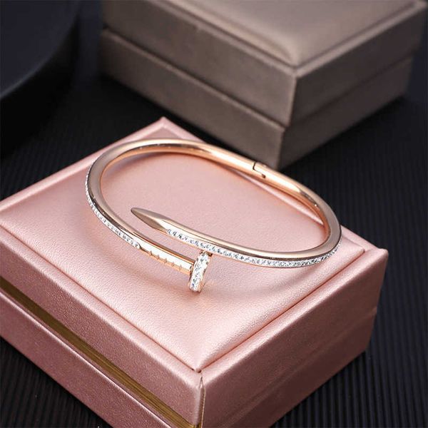 Designer -Charme neu 18k Gold Ins Windnägelform Titanium Stahl Eingelegtes Diamant Carter House Colorfast Armband Frauen