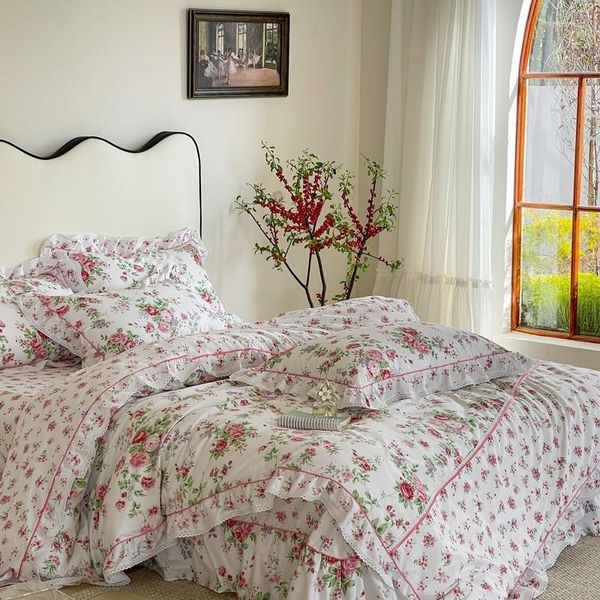 Set di biancheria da letto Set copripiumino / trapunta con volant in cotone Elegante e vintage Rosa rosa floreale Lovely Chic 4 pezzi Federe per lenzuolo