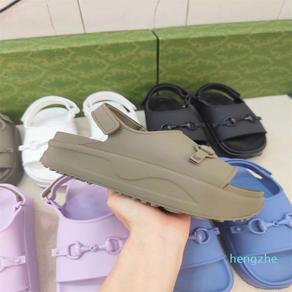 2023 Terlik Tasarımcı Orta Topuk Sandal Yumuşak Çözüm Moda Güzel Güneşli Plaj Kadın Ayakkabı Terlik Moda Çok yönlü