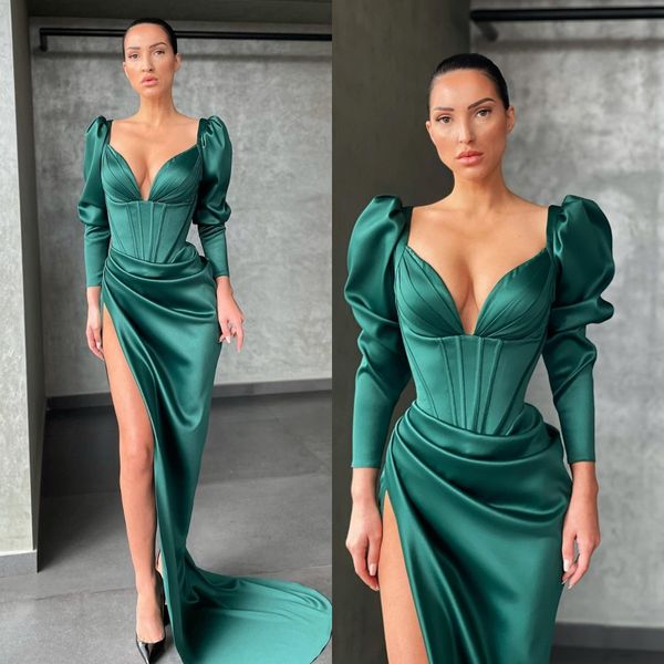 Abiti da sera sexy verde smeraldo con scollo a V maniche lunghe Abiti da sera per feste Pieghe Fessura Abito semi formale con tappeto rosso Abito lungo per occasioni speciali