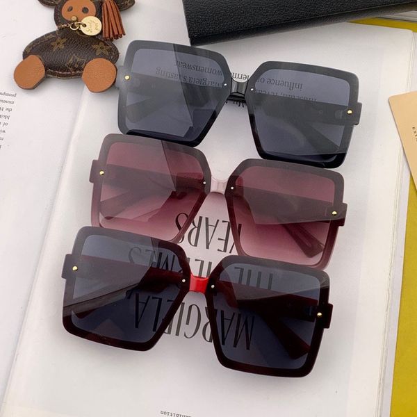 2023 Hot Sale High Praise New Style Top Quality Popular Big Frame Red Black White Mirror Leg Black and Khaki Lens Women's Sunglasses Luxury Fashion Appearance Style