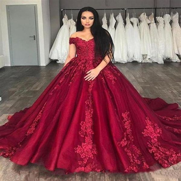 Vestidos de noiva evasê vermelho para noiva nigeriana modesta igreja africana do Oriente Médio com ombro de fora aplicado vestido de noiva capela Tr267O