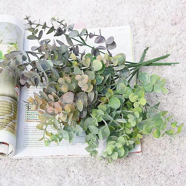 Dekorative Blumen 1 Bund künstliche Eukalyptusblätter grün gefälschte Pflanzen Kuchen Home Decor Hochzeit Dekoration DIY Kranz Großhandel