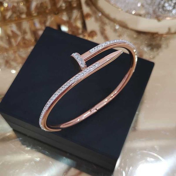 Fondi di vendita caldi Bracciale per unghie in acciaio al titanio che non sbiadisce per donna Oro rosa 18 carati con diamanti nel design di nicchia 2023 nuovo