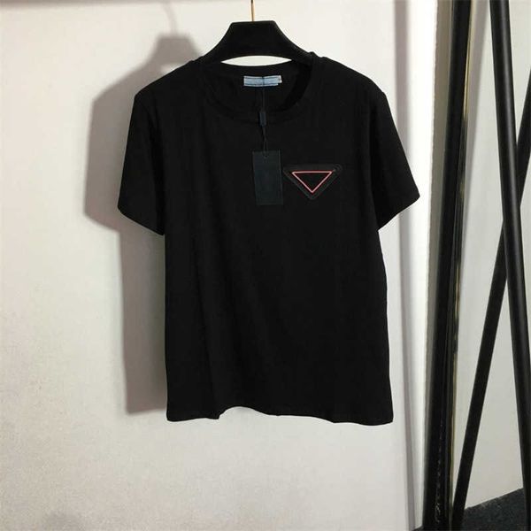 Simples roupas novas femininas camiseta gola redonda logotipo letras triângulo etiqueta distintivo de borracha versátil preto sólido de manga curta camiseta de grife mulheres