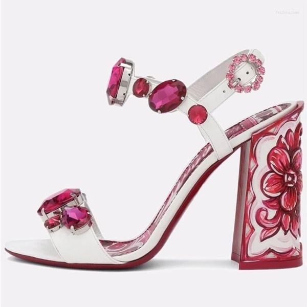 Sandali in pelle stampata fiore rosso bohémien Tacco grosso Gemma Gioielli Cinturino con fibbia in cristallo Punta aperta che celebra le scarpe da passerella
