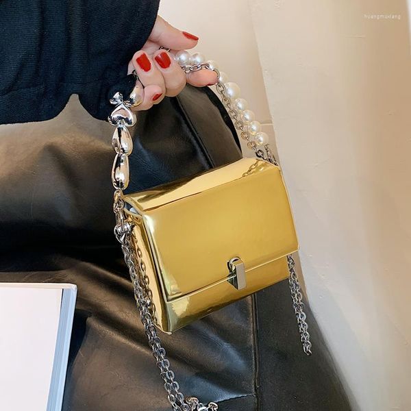Akşam çantaları altın patent deri çapraz gövde çantası kadınlar için 2023 modaya uygun kare mini retro inci zincir debriyaj bayan çapraz vücut telefon çantası