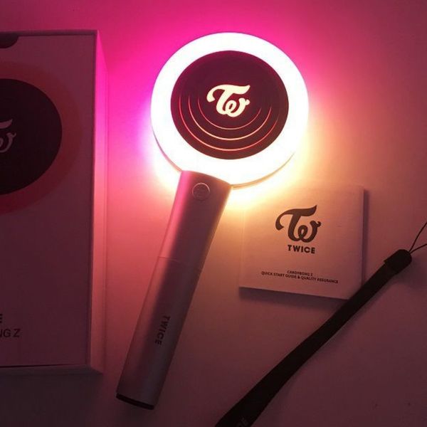 Novità Giochi Kpop Twice Lightstick Toys Ver2 Squadra coreana CANDY BONG Z Stick Light Lampeggiante Concerti Album Glow Lamp Puntelli 230619