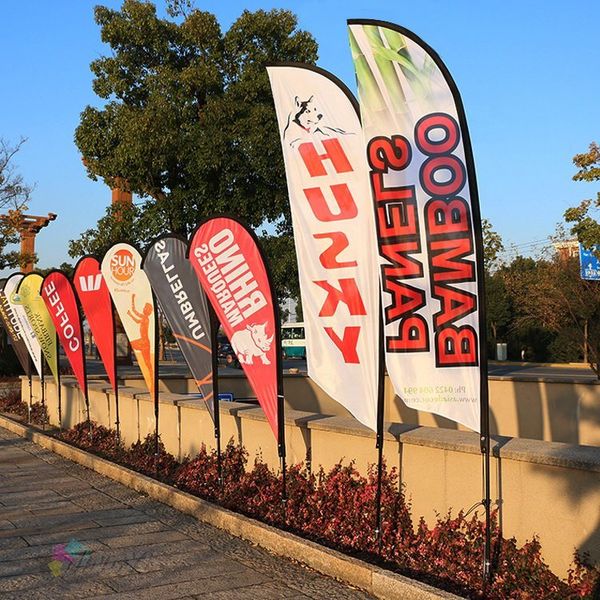 2023 Neues Produkt, beliebter Polyester-Straßenrand-Garten-Anzeige, personalisierte Werbung für den Außenbereich, individueller Strand-Feder-Flaggen-Bannerständer