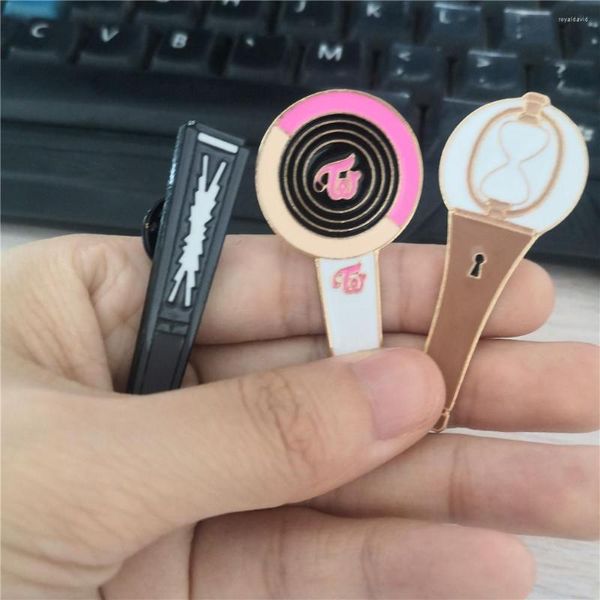 Broşlar Kpop 1 PCS ateez le sserafim iki kez pin metal şimşek rozetleri çanta aksesuarları hediye