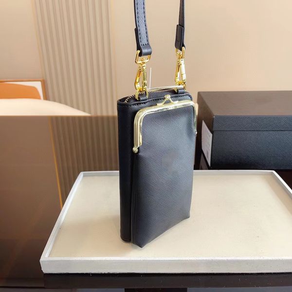 Nova bolsa de ombro de couro de designer fivela de metal leve bolsa de luxo para celular forma côncava diária deve ser pequena mini bolsa transversal leve