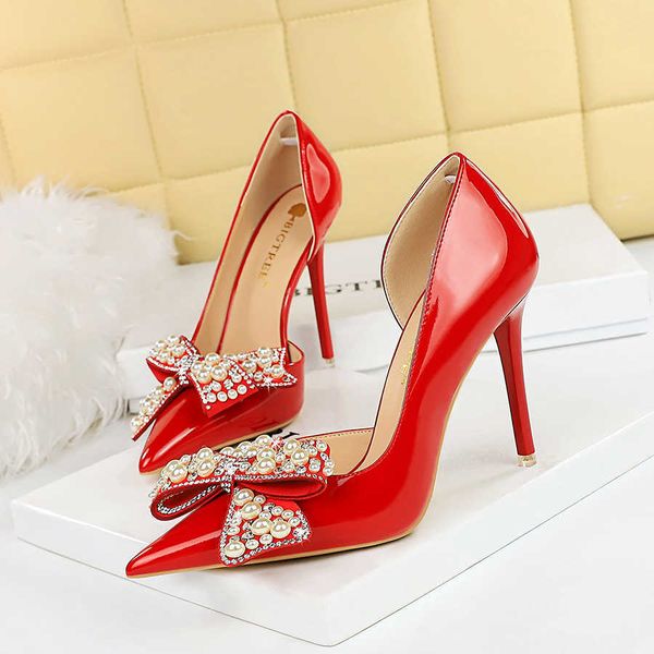 Sapatos femininos de couro envernizado de salto alto oco Sapatos de casamento de luxo vermelho preto escarpins com miçangas de gravata borboleta