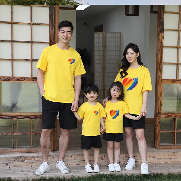 Aile Eşleşen Kıyafetler Koreli Pamuk Tshirt Çocuk Anne Kızı Giysileri Kalp Baskı Üstleri Parentchild Yaz Tees 230619