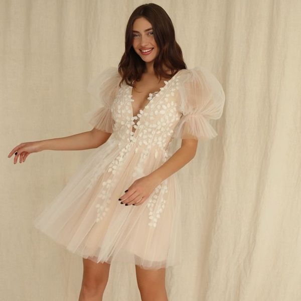 Beach Boho Mini abito da sposa 2023 scollo a V profondo pizzo abito da sposa corto senza schienale maniche a sbuffo adorabile abito da sposa abiti da noiva