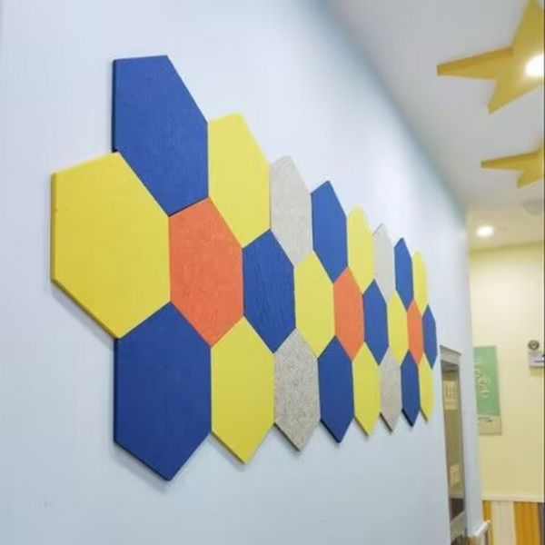 Adesivos de parede hexagonais 3D autoadesivos Painel à prova de som estudo Sala de reuniões Decoração de parede de berçário Ornamento mural colorido de feltro