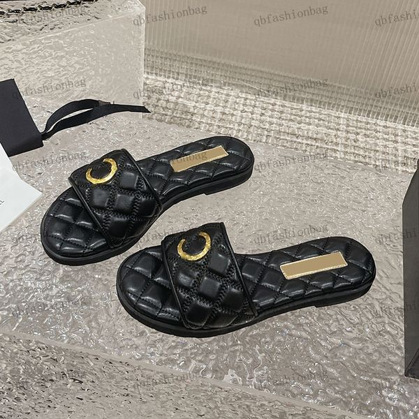 Chinelos femininos de grife saltos curtos sandálias de 2 cm diamante xadrez ouro metal fivela casa banheiro ao ar livre praia sapatos essenciais para viagens sapatos casuais 34-41