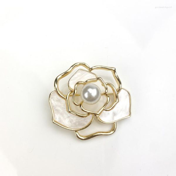 Spille Trendy Hollow Rose Flower For Women Pearl Camelia Fashion Pins Elegante corpetto Spilla Accessori per gioielli per feste di matrimonio