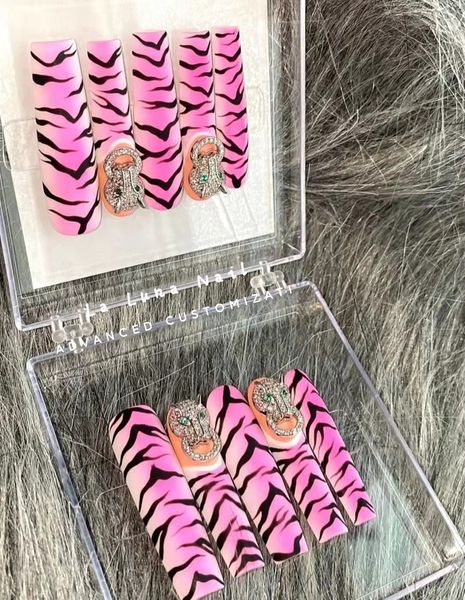 Unghie finte Tiger Stripe Handmade Pipe Ballerina Unghie finte Glitter Unghie finte Punte per unghie in acrilico Premere sulle unghie Mucchio di adesivi per unghie con diamanti 230619